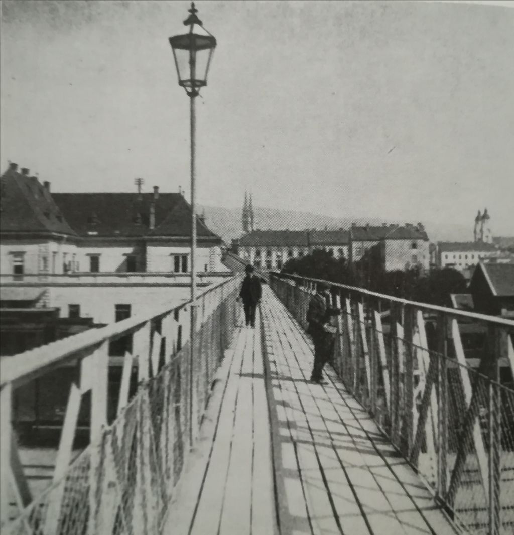 Pješački nathodnik preko željezničke pruge, istočna strana Glavnog kolodvora, 1904. godine